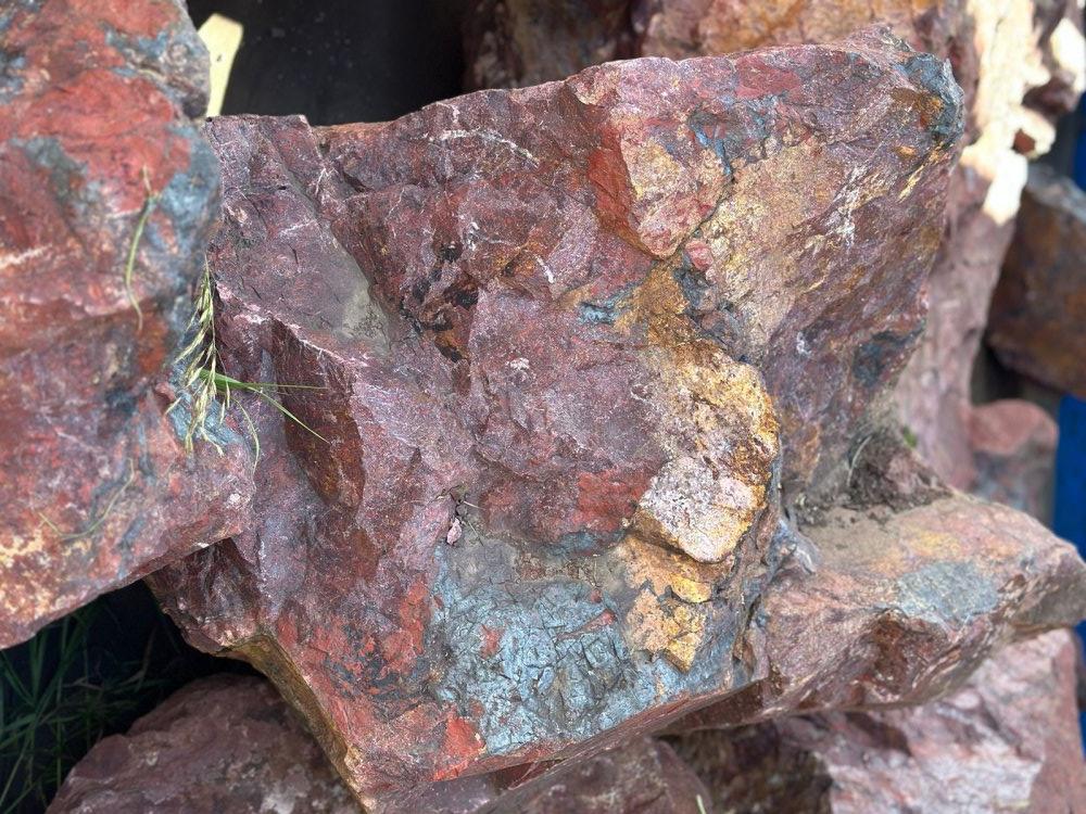 Камни для ландшафтного дизайна красно-фиолетовые 10-60 килограмм купить в Ханты-Мансийске