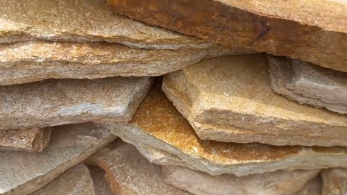 Плитняк златолит жёлтый золотистый для отмостки купить в Ханты-Мансийске