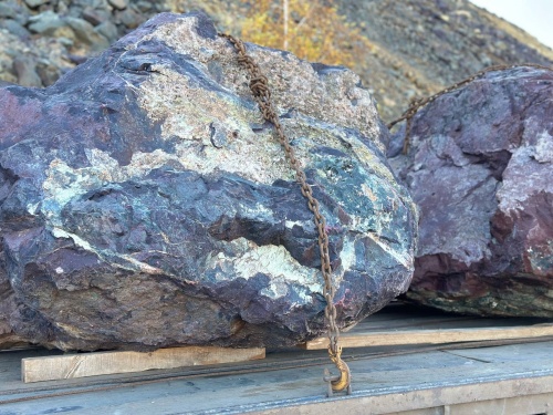 Огромные красно-фиолетовые валуны для ландшафтного дизайна весом более 5 тонн купить в Ханты-Мансийске