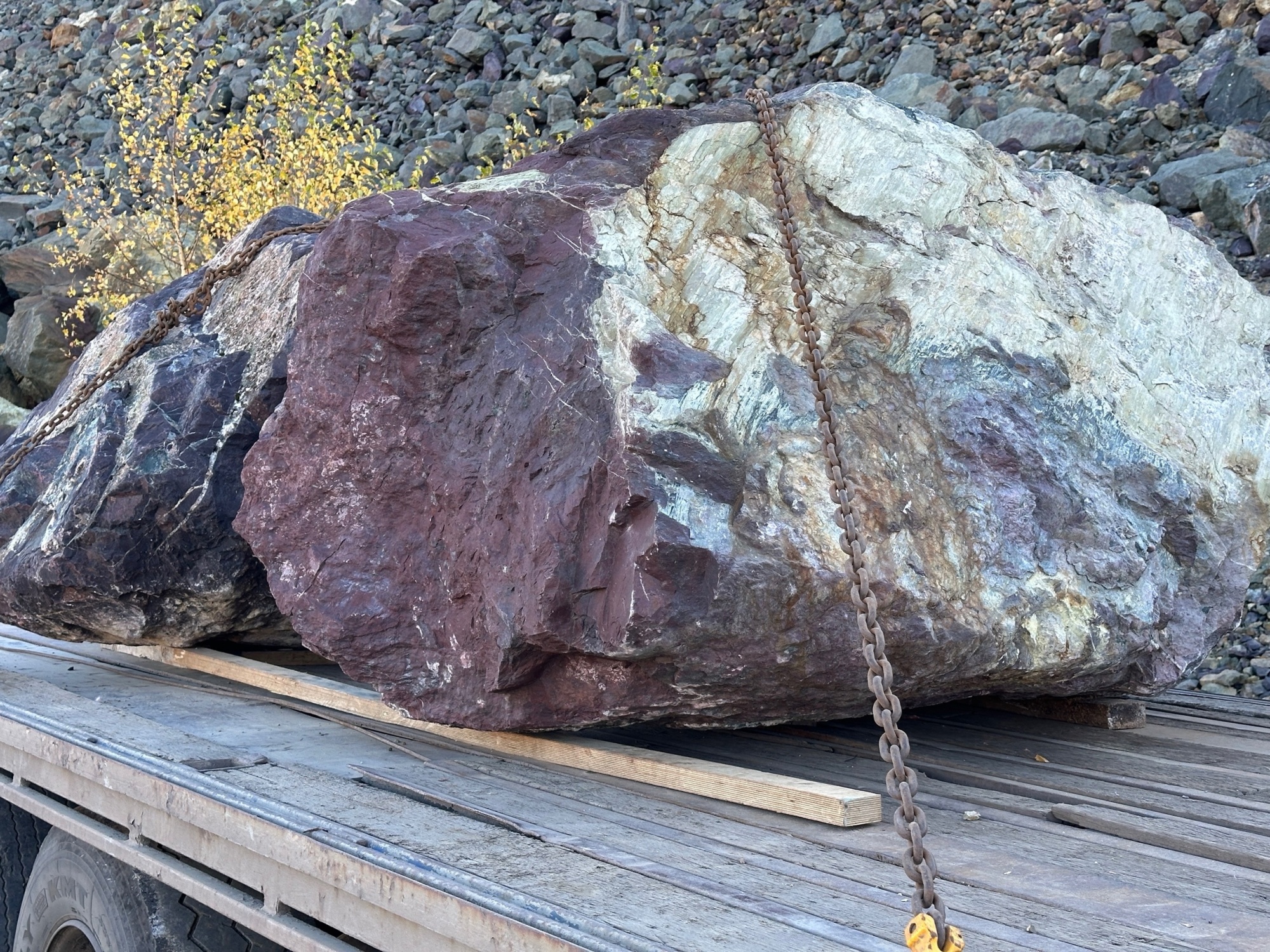 Огромные красно-фиолетовые валуны для ландшафтного дизайна весом более 5 тонн купить в Ханты-Мансийске