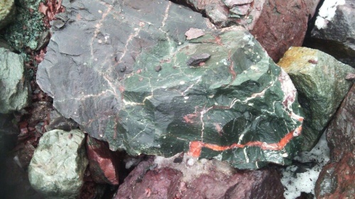 Гигантские зелёные валуны для ландшафтного дизайна весом более 5 тонн купить в Ханты-Мансийске