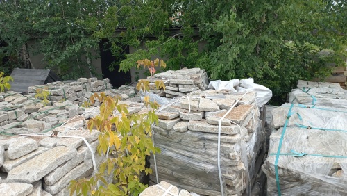 Плитняк галтованный гранитный для ландшафтного дизайна купить в Ханты-Мансийске