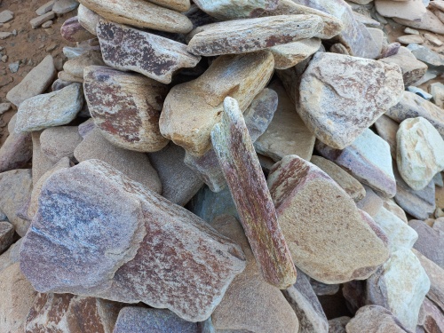 Златолит жёлтый, жёлто-зелёный глыбки и валуны для ланшафтного дизайна купить в Ханты-Мансийске