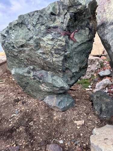 Гигантские зелёные валуны для ландшафтного дизайна весом более 5 тонн купить в Ханты-Мансийске