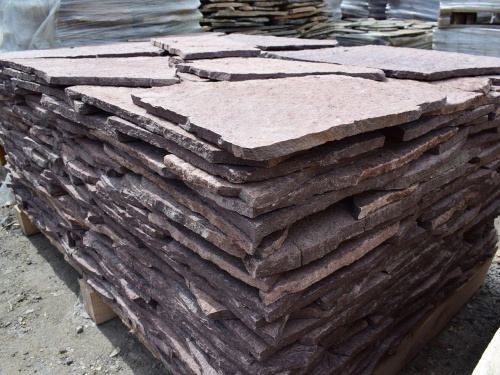 Плитняк лемезит бордовый для облицовки цоколя 20-25 мм  купить в Ханты-Мансийске