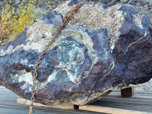 Огромные красно-фиолетовые валуны для ландшафтного дизайна весом более 5 тонн купить в Ханты-Мансийске