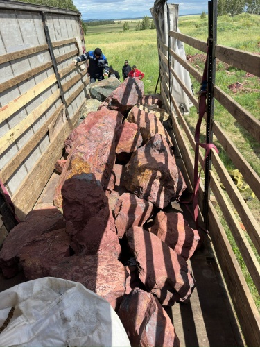 Ландшафтные глыбы красно-фиолетовые 200-1000 килограмм купить в Ханты-Мансийске