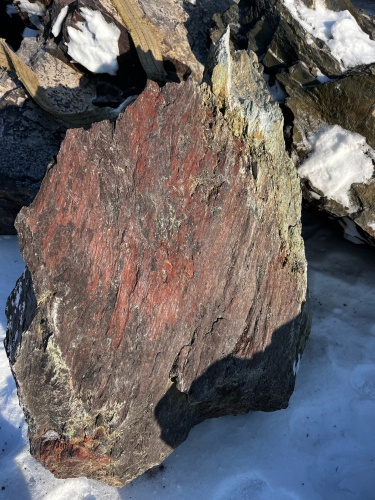 Ландшафтные глыбы красно-фиолетовые 200-1000 килограмм купить в Ханты-Мансийске