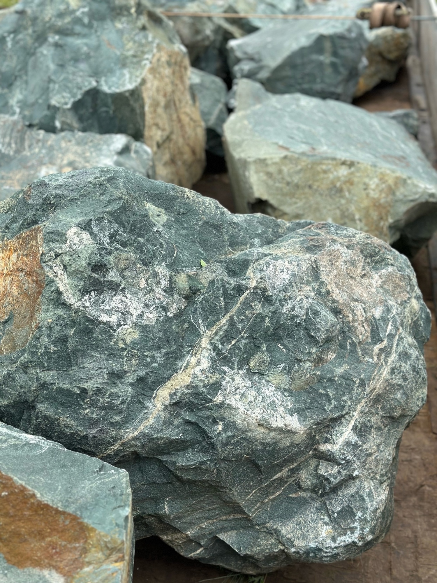 Камни для ландшафтного дизайна зелёные 10-60 килограмм купить в Ханты-Мансийске