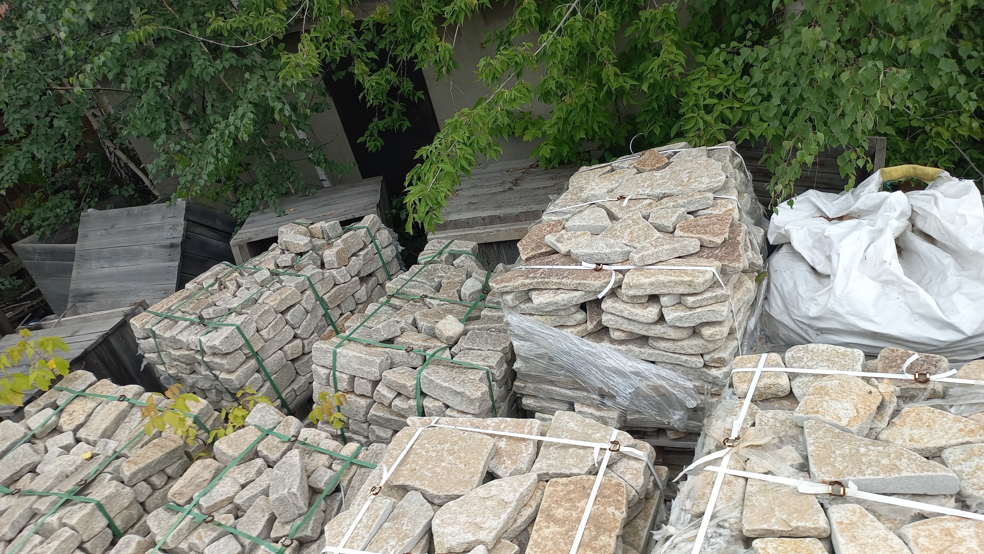 Плитняк гранитный галтованный купить в Ханты-Мансийске