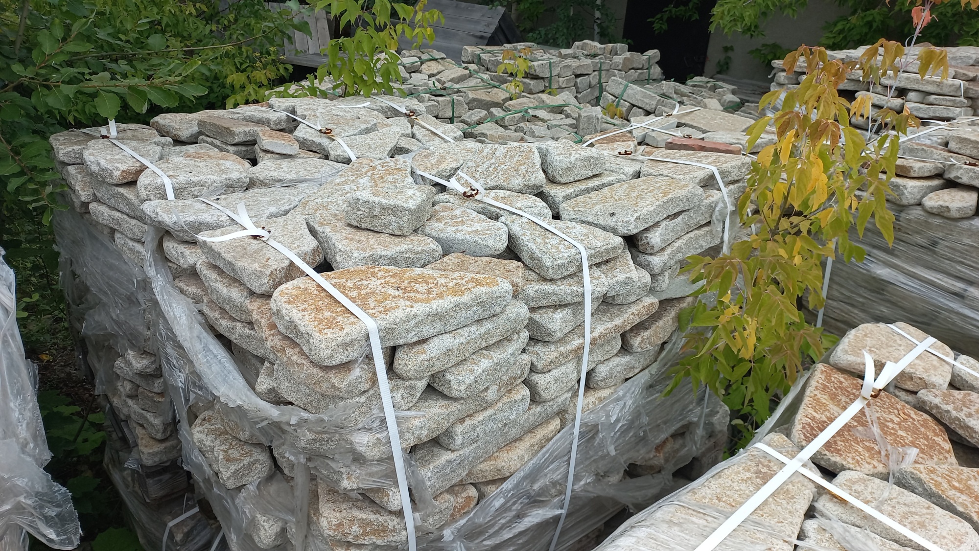 Плитняк галтованный гранитный для ландшафтного дизайна купить в Ханты-Мансийске