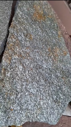 Плитняк златолит серебристый для цоколя, отмостки купить в Ханты-Мансийске