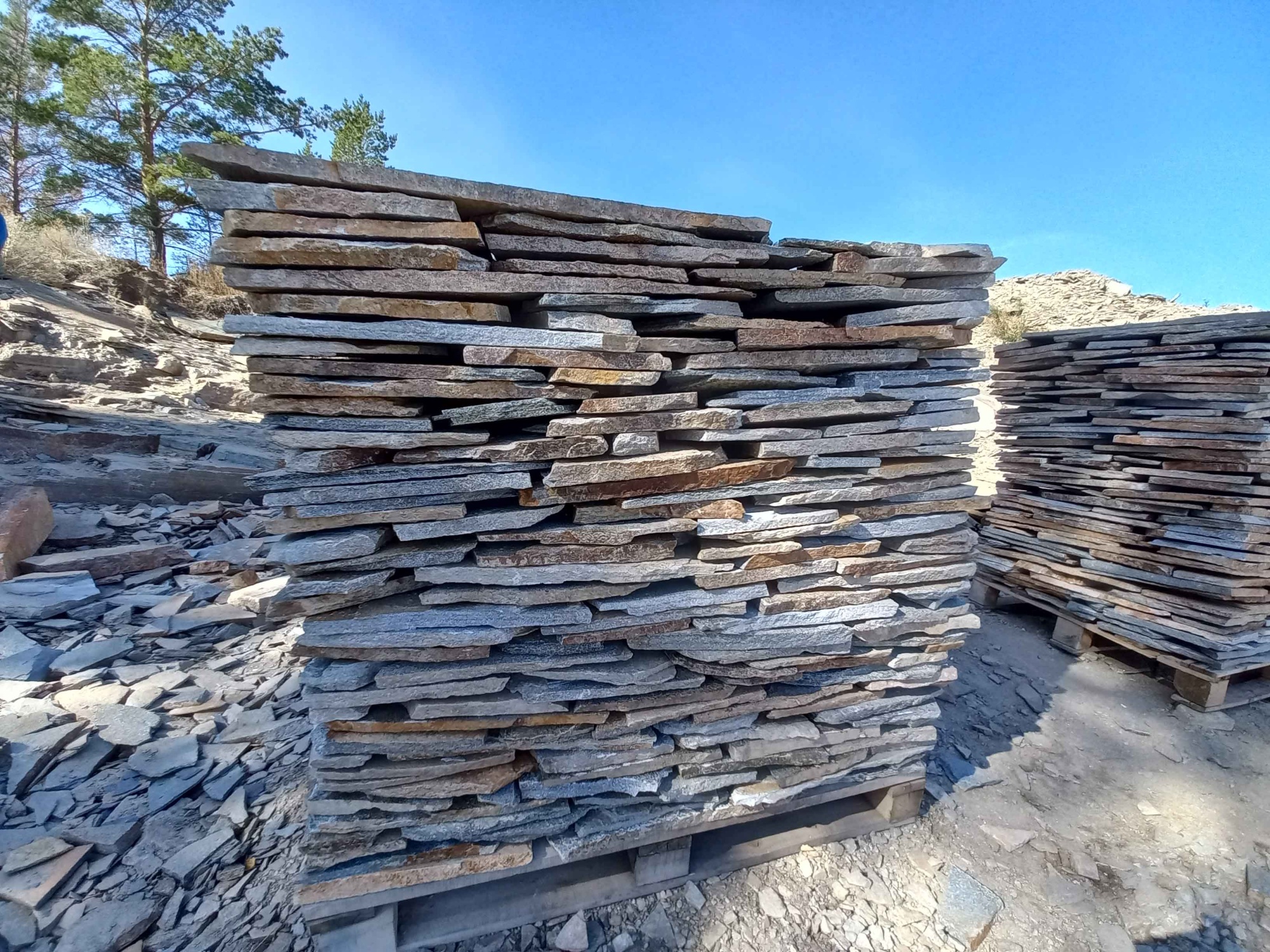 Плитняк златолит серебристый для фасада купить в Ханты-Мансийске