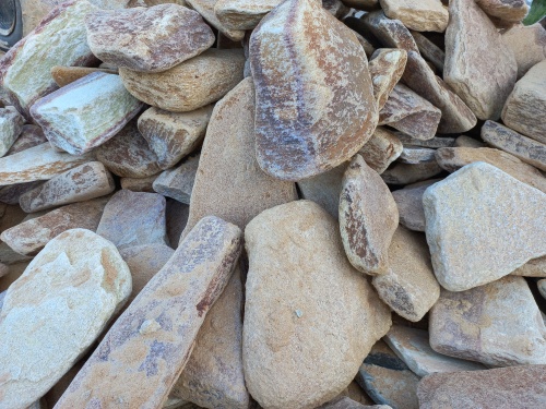 Златолит жёлтый, жёлто-зелёный глыбки и валуны для ланшафтного дизайна купить в Ханты-Мансийске