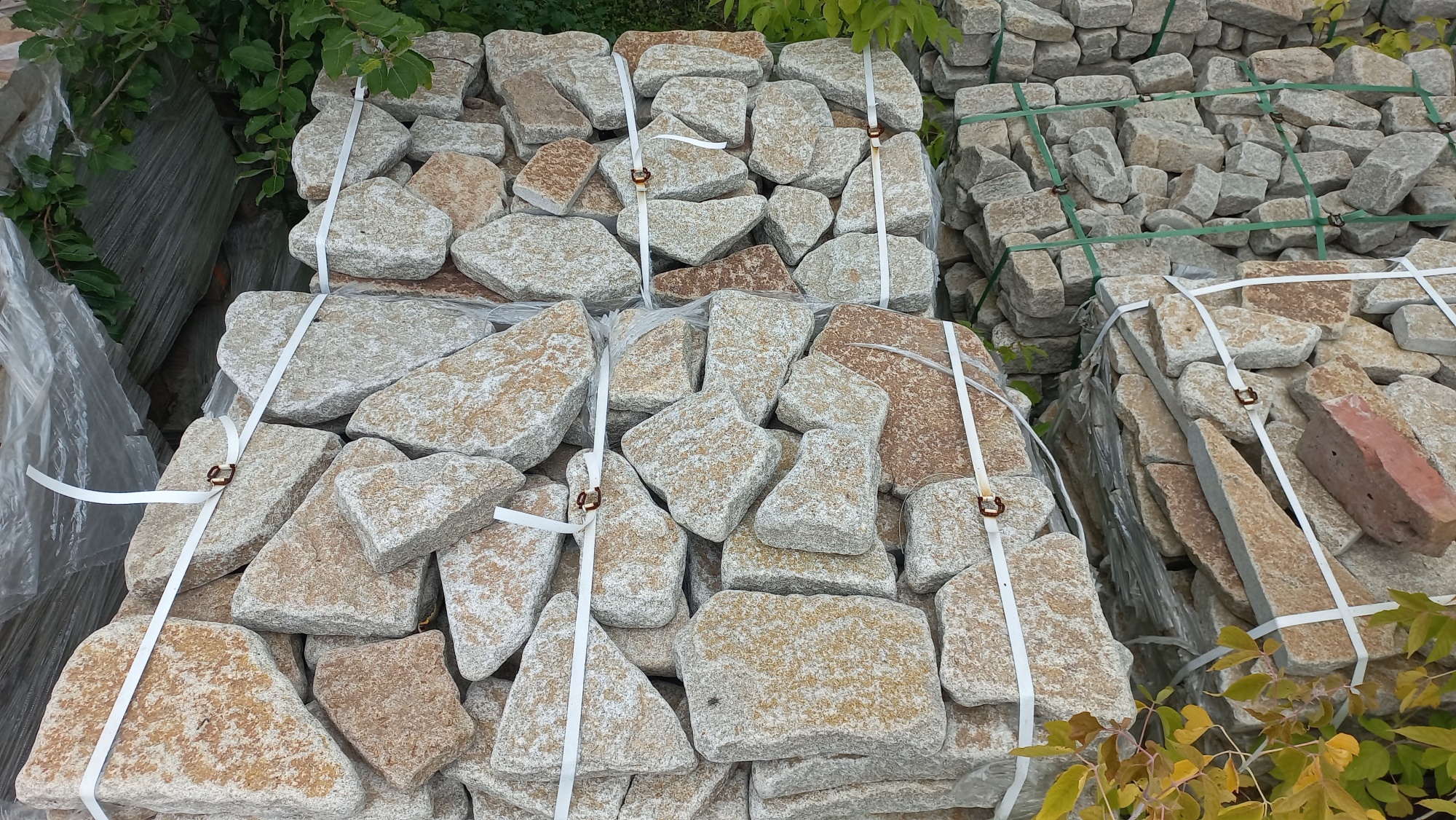 Гранитный плитняк галтованный для мощения купить в Ханты-Мансийске