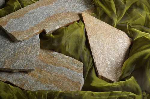 Плитняк златолит Уральский для цоколя, отмостки купить в Ханты-Мансийске