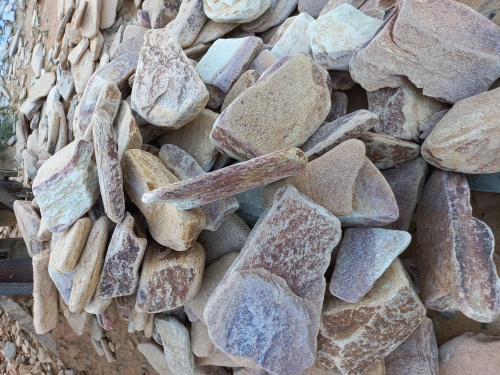 Златолит жёлтый, жёлто-зелёный глыбки и валуны для ланшафтного дизайна купить в Ханты-Мансийске